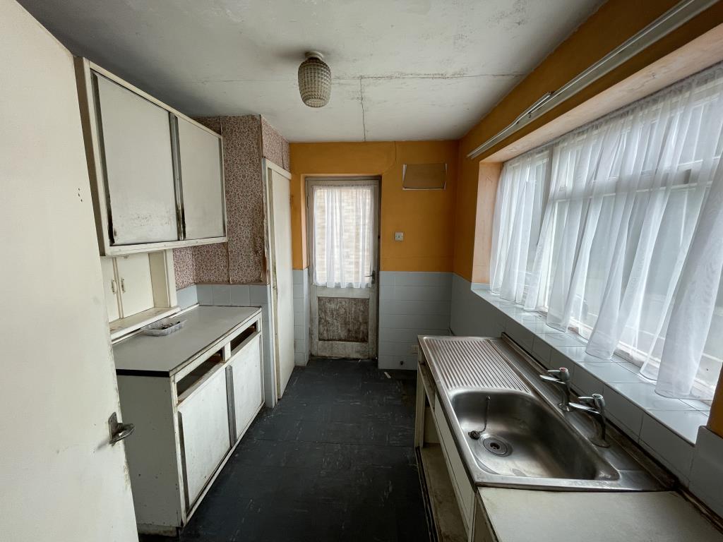Lot: 99 - LINK-DETACHED HOUSE IN NEED OF COMPLETE RENOVATION AND REPAIR - Image of kitchen for property for auction in Hertfordshire